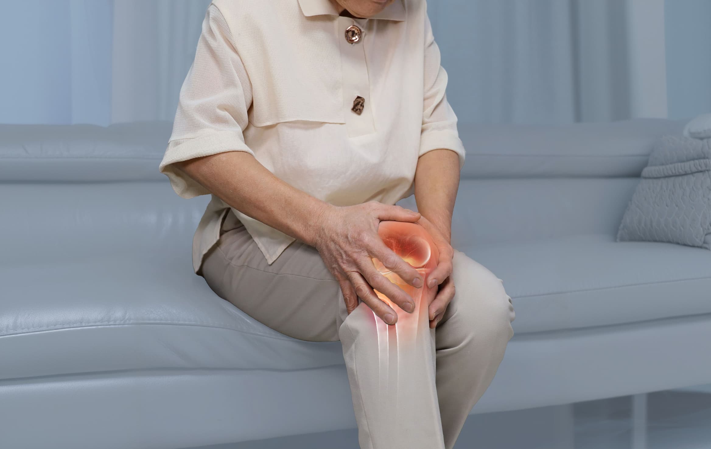 膝の痛みと関節炎症を抱える高齢女性 軟骨変性のイメージ