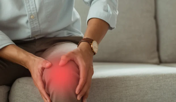 医師による膝関節の再生医療・ASC治療説明シーン 銀座YRクリニック