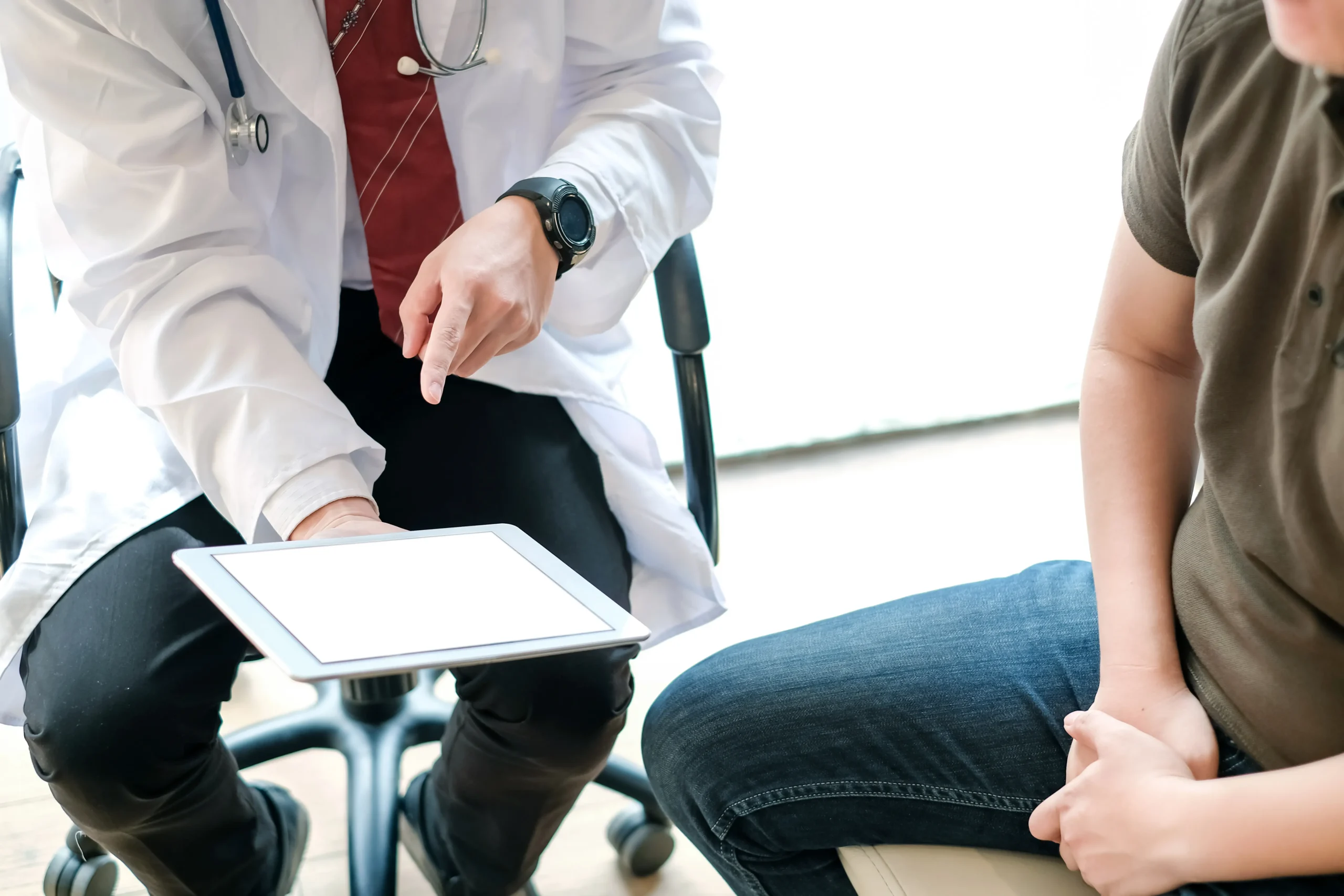 再生医療の安全性やリスクについて医師に相談する様子 銀座YRクリニック